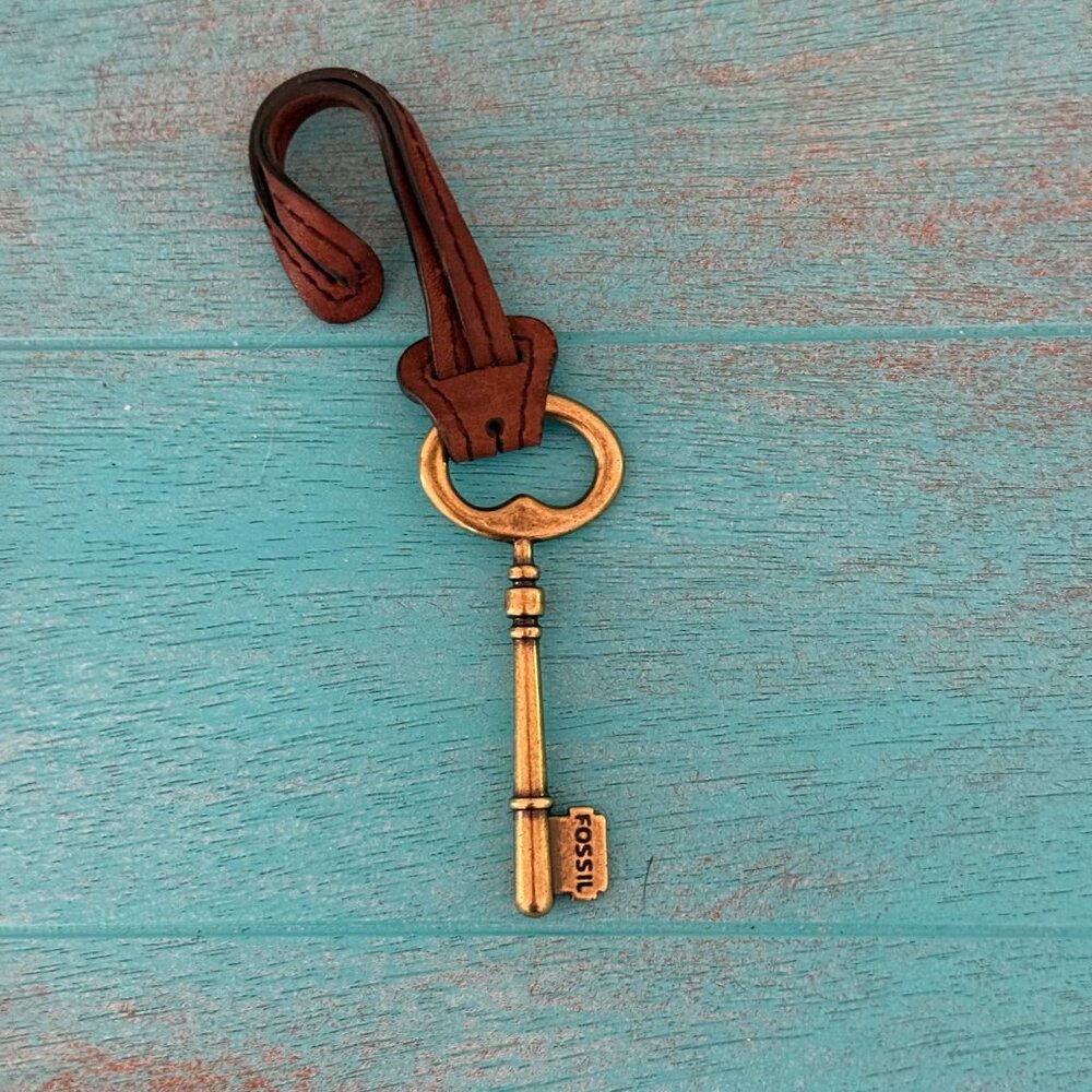 Fossil Brass Key Charm With Brown Leather Strap - Picture 2 of 3